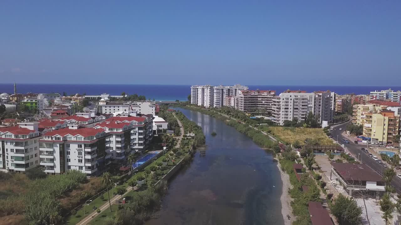 vista aérea de una ciudad costera con edificios de apartamentos y un río