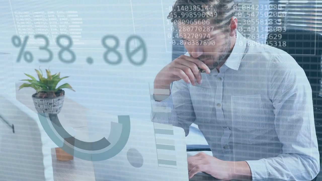 Analista de negócios digitando em um laptop na mesa, ativando gráficos animados e HUD enquanto analisa dados