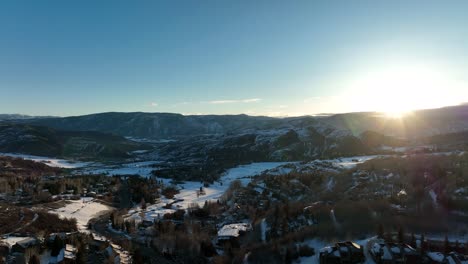 Toma-De-Drone-Del-Amanecer-En-La-Estación-De-Esquí-De-Colorado