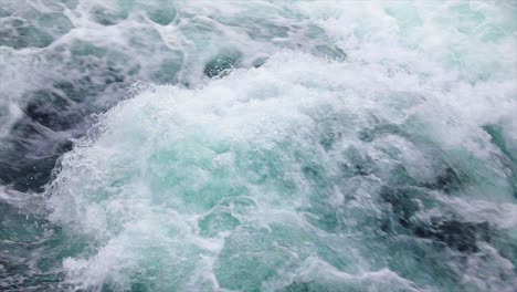 Agua-Del-Río-De-Montaña-Con-Primer-Plano-En-Cámara-Lenta