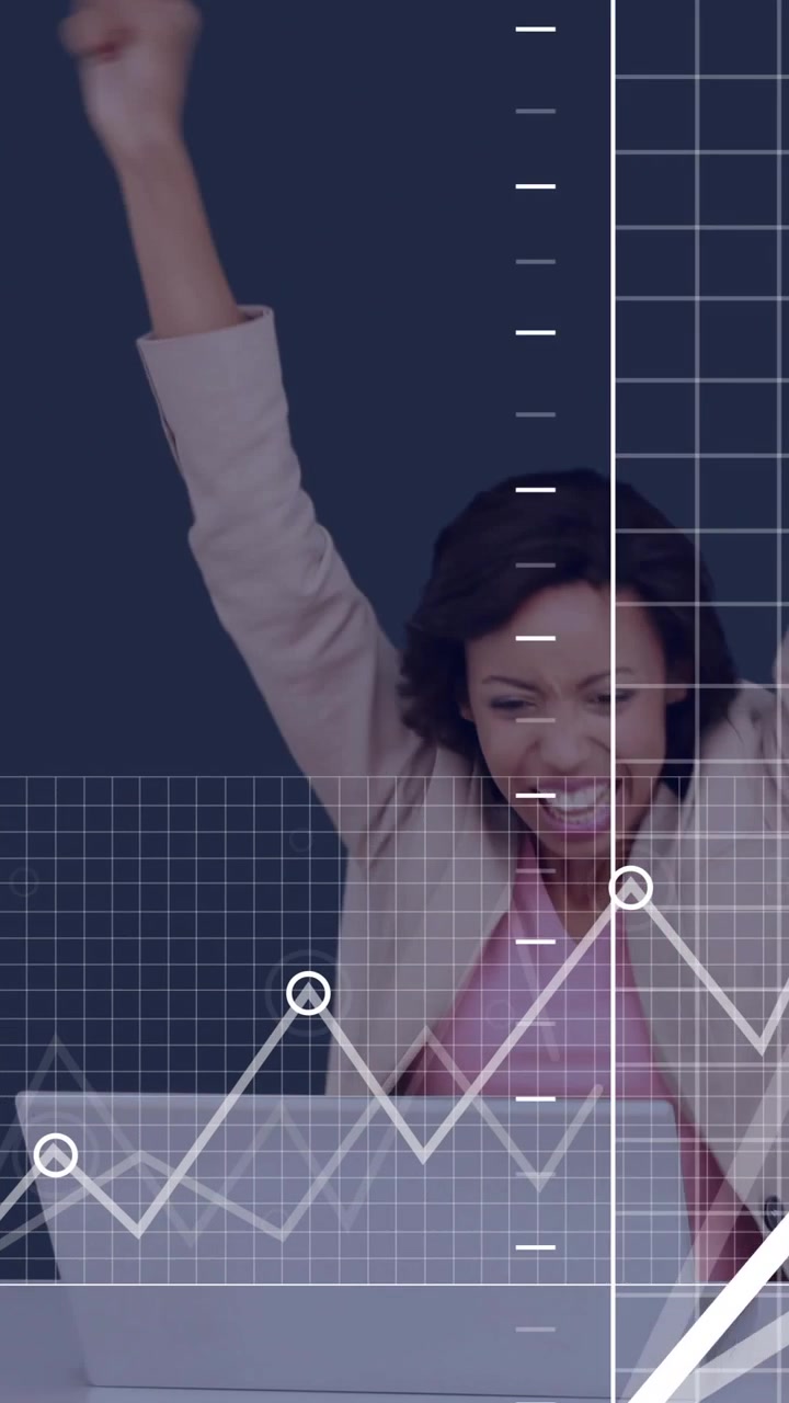Vertikal video: Kvinde ser på bærbar computer, modtager cloud-data, med tekniske diagrammer der stiger op over hende, og jubler.