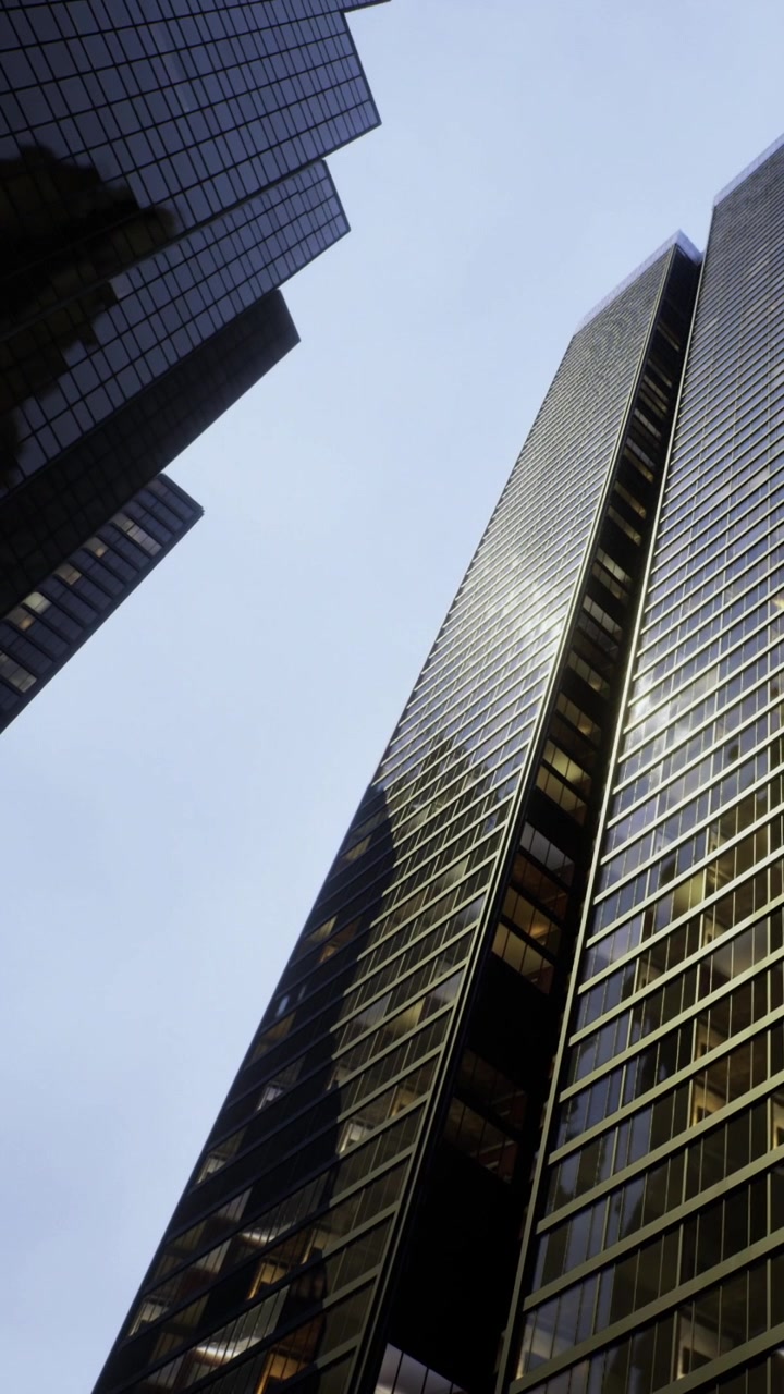 Edifícios altos refletem a luz no horizonte urbano durante um dia nublado