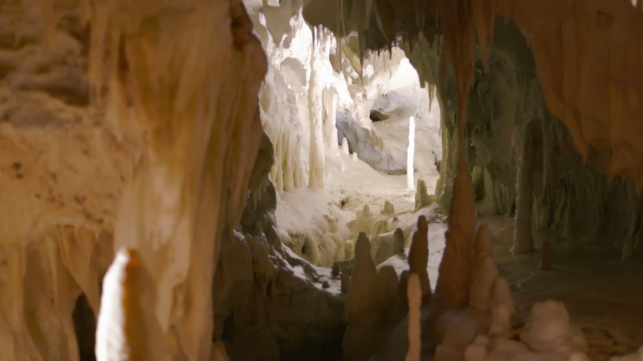las cuevas de frassasi, una vista fascinante de las profundidades de las cuevas cubiertas de calcita muy blanca y llenas de estalactitas y estalagmitas