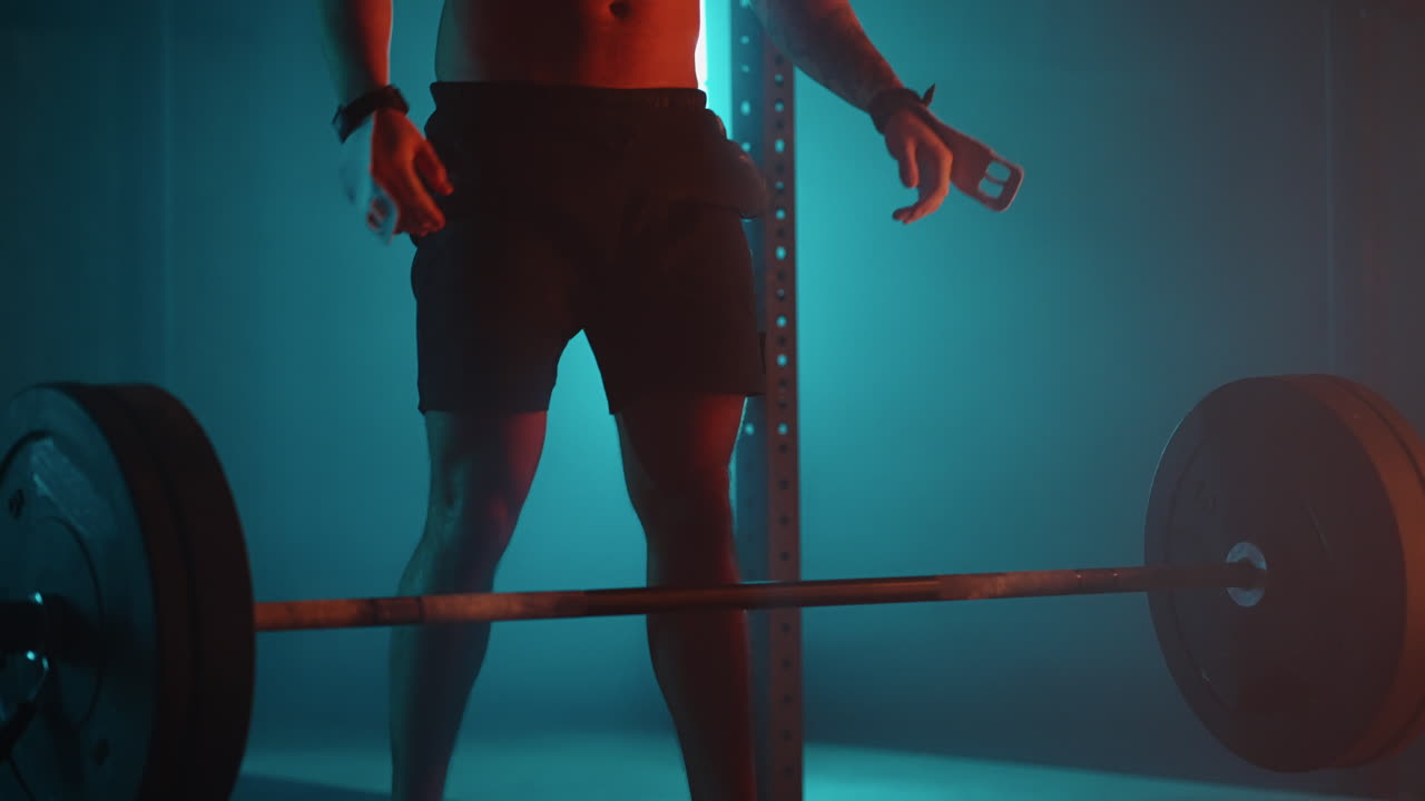 тяжелая штанга падает на пол тренажерного зала во время тренировки пауэрлифтера драматический выстрел в спортивном зале