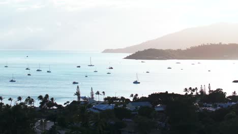 그레이트 배리어 리프 (great barrier reef) 의 관문인 에어리 비치 베이 (airlie beach bay) 와 화이트헤이븐 (whitehaven) 의 공중 드론 (aerial drone) 은 해가 뜨는 아침, 해가 지는 해변, 해변, 항구, 항구 (marina), 항구, 선박, 산호, 해양 항구, 평온한 물, 정적 촬영