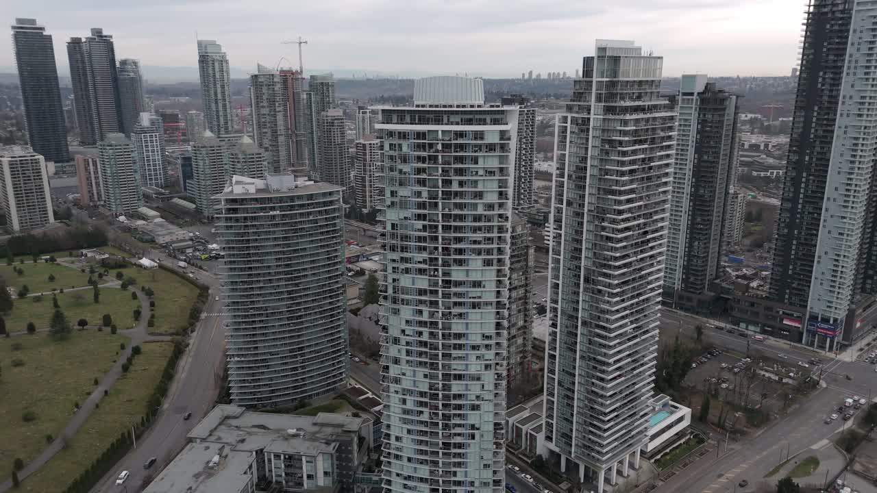 Edifícios Residenciais Altos em Burnaby, Colúmbia Britânica, Canadá - Vista Aérea de Drone