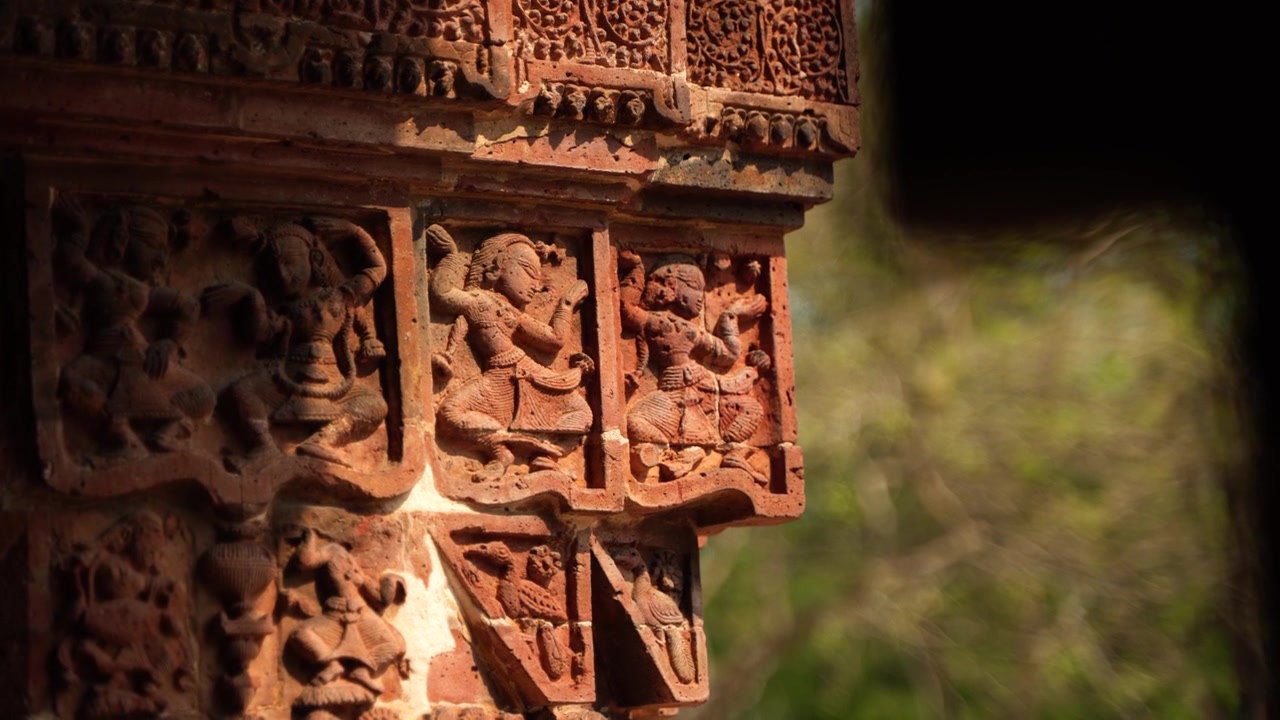 Kuil Madanmohan di Bishnupur adalah salah satu monumen arsitektur seni terakota. Hewan, Burung, Safir Hitam, 10 Avatar, dan kisah-kisah mitologi lainnya digambarkan dalam arsitektur.