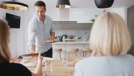 Familie-Mit-älteren-Eltern-Und-Erwachsenen-Nachkommen,-Die-Zu-Hause-Gemeinsam-Am-Tisch-Essen