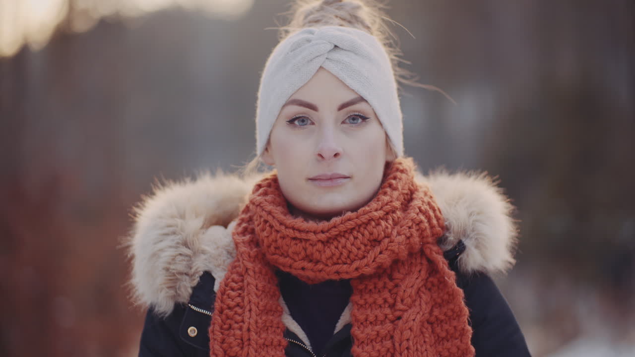 женщина-туристка читает карту в лесу зимой 1