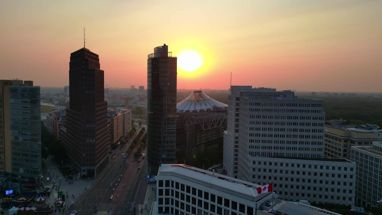 Horizonte da Potsdamer Platz em Berlim durante o pôr do sol na hora dourada com tráfego fluindo nas estradas. Voo aéreo maravilhoso de drone ascendente.