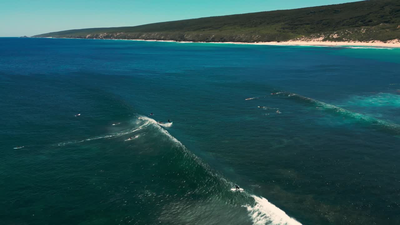 drone disparado acercándose a un surfista en una ola en la playa de yallingup, lugar de surf en la costa de australia occidental en la región de perth