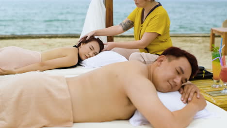 해변에서 고객과 함께 마사지