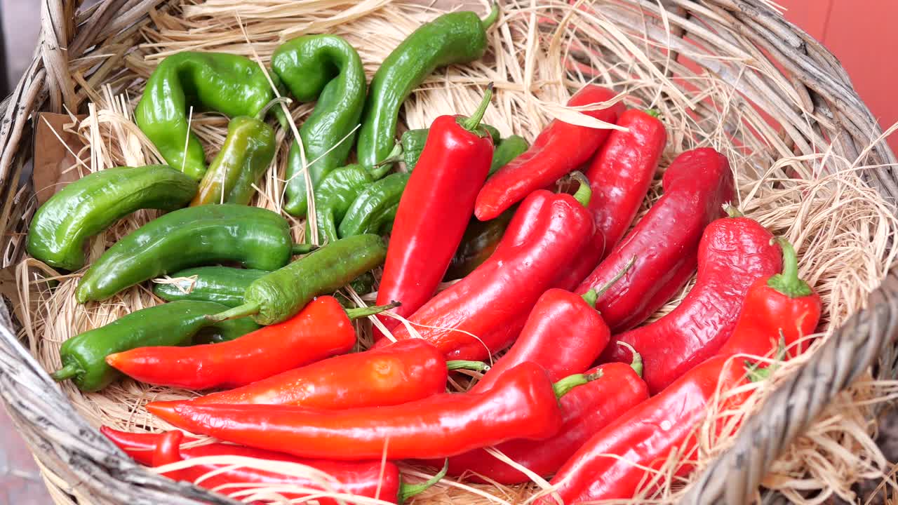 은 고추 와 초록 고추 의 바구니