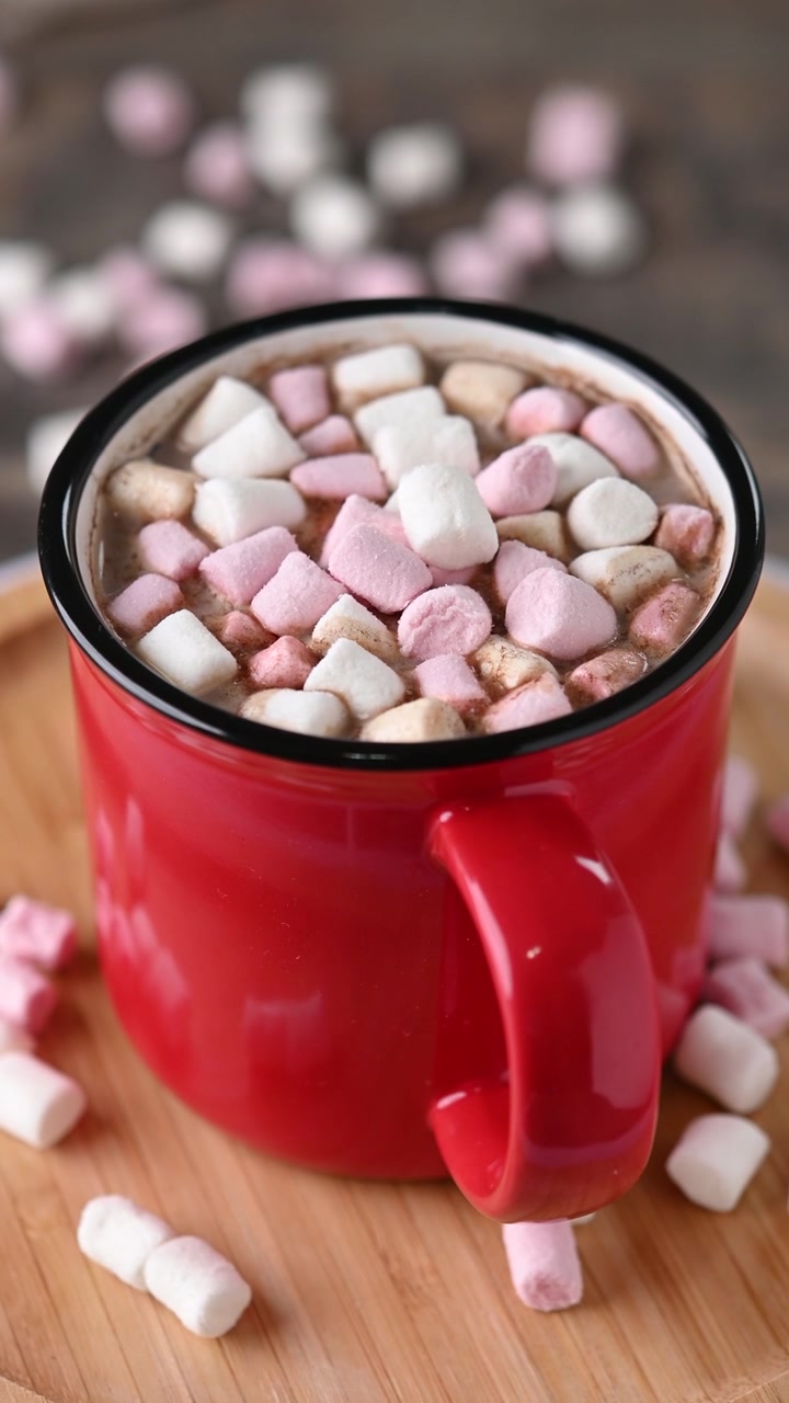 Cioccolata calda con marshmallow in tazza rossa