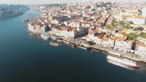 Vista-Panorámica-De-Ribeira,-Oporto-Y-Río-Duero