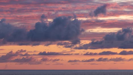 timelapse de nubes sobre el mar durante la puesta de sol