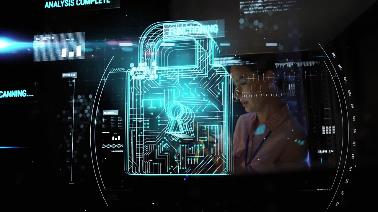 animación de procesamiento de datos y candado sobre una trabajadora caucásica en la sala de servidores