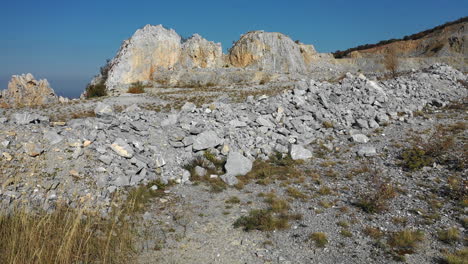 montaña rocosa en un día soleado