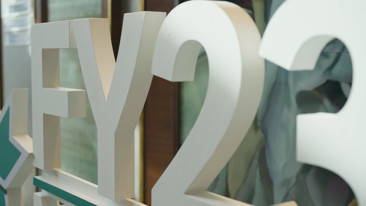 un cartel para un hotel en el alamein, egipto. un primer plano extremo.