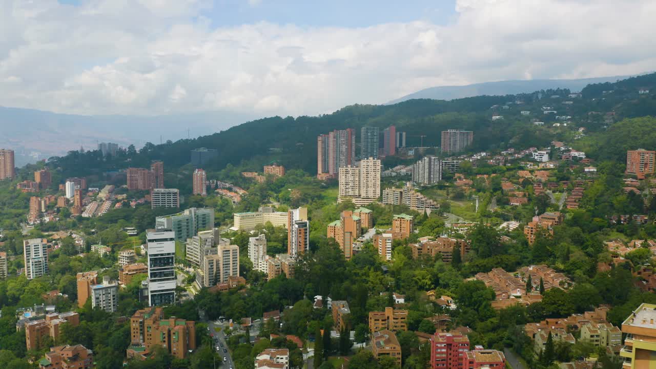 Apartamentos em arranha-céus revelados em bairro abastado