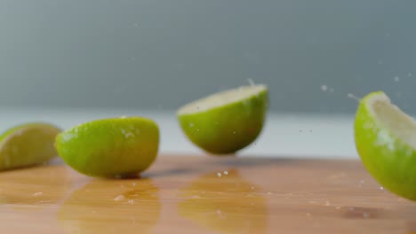 Limetten-Fallen-In-Zeitlupe-Auf-Den-Tisch