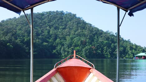 un paseo en barco panorámico en un lago tranquilo