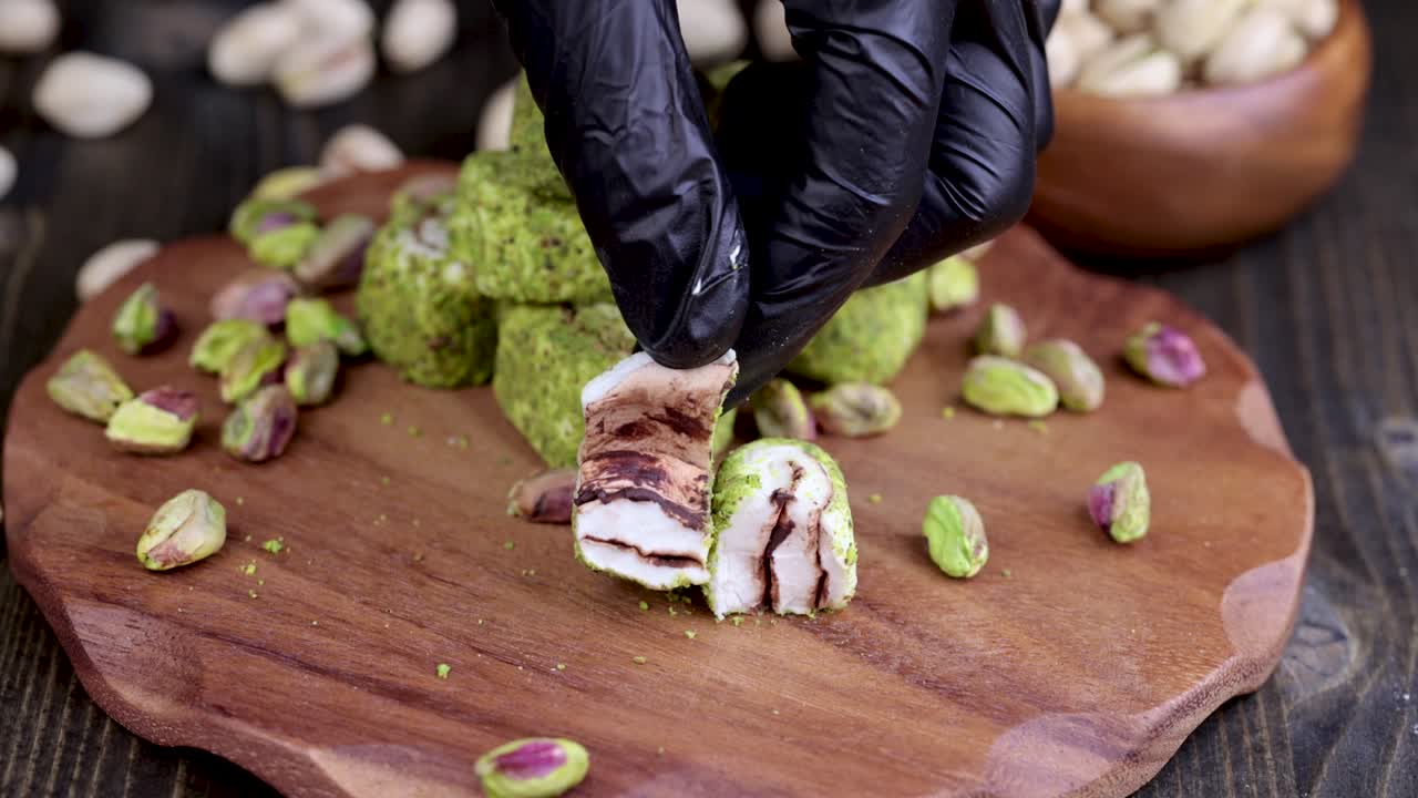 muestra delicias turcas frescas con pistachos verdes