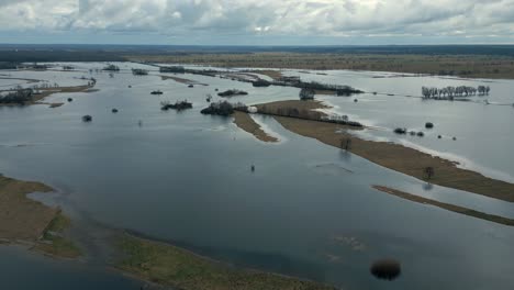 Wasser-Auf-Den-Auen-Des-Flusses-Narew-In-Polen