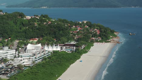 A-close-up-view-of-Jurerê-Internacional-Beach-reveals-its-newly-replenished-layer-of-sand-and-the-iconic-P12-nightclub