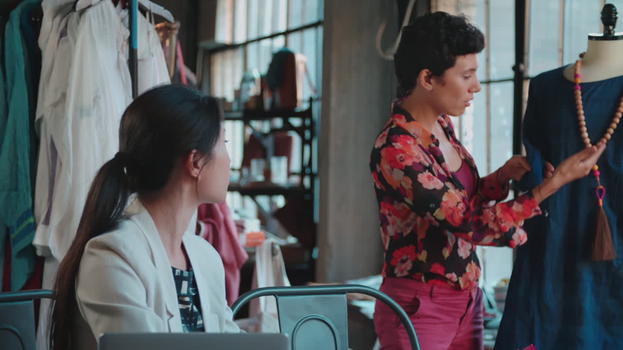 패션 디자이너들이 r3d에서 찍은 의류에 대해 토론하고 있습니다.