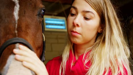 Mujer-Acariciando-Un-Caballo-En-Establo-4k