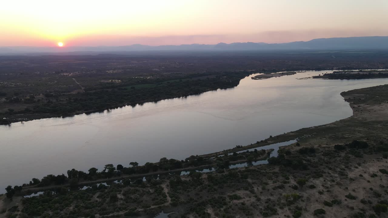 Tramonto mozzafiato sul fiume mentre il drone si allontana