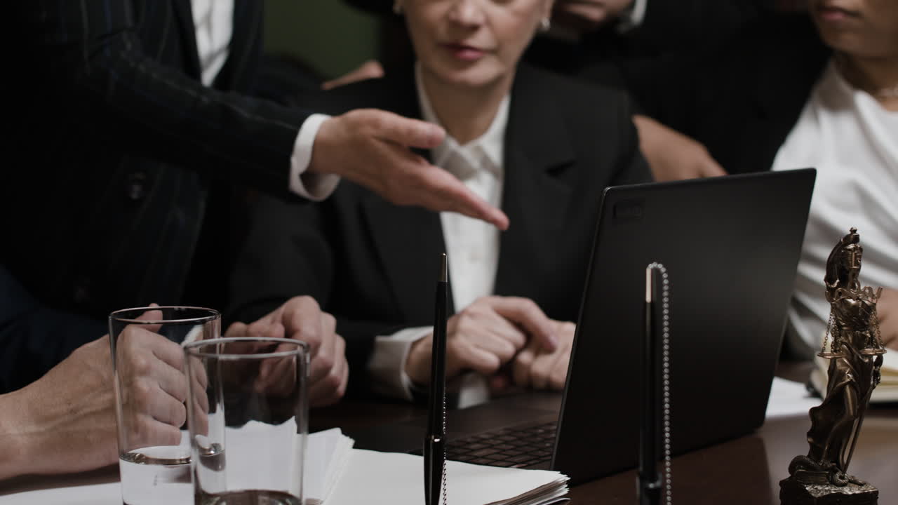 회의에서 변호사들