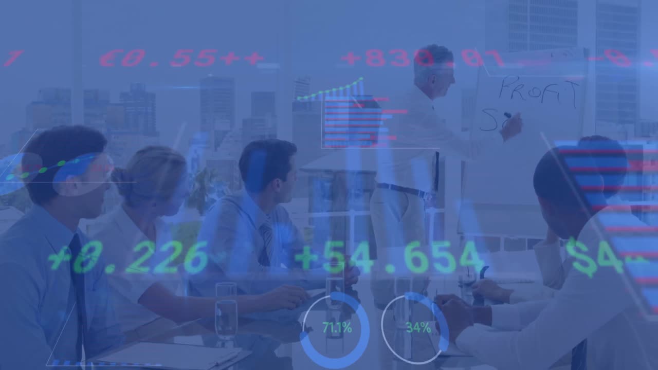 사무실에서 회의를 가진 다양한 사업가들에 대한 금융 데이터 처리의 애니메이션