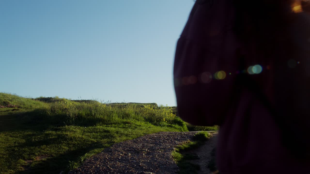 들판 에서 산책 하는 여자