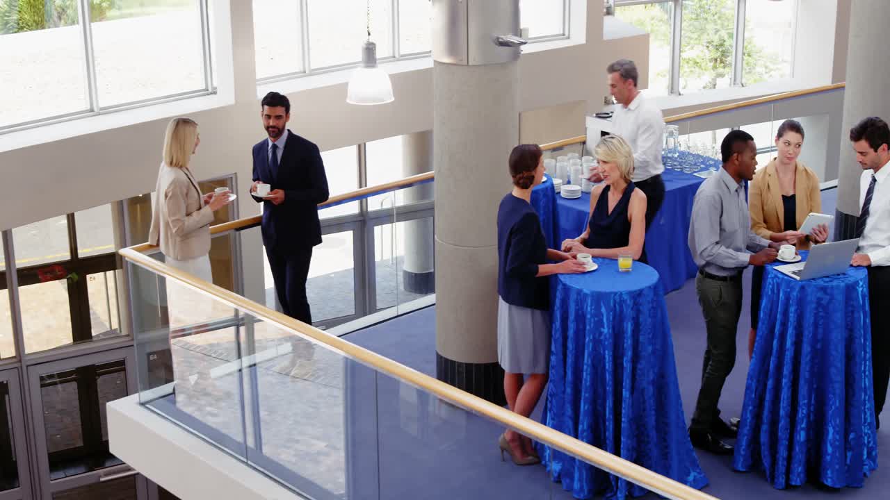 휴식 시간 에 서로 상호 작용 하는 비즈니스 임원 들