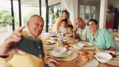 Gran-Familia,-Selfie-Y-Almuerzo-Con-Comida