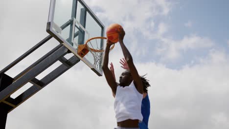 Jugadores-De-Baloncesto-Jugando-Baloncesto-4k