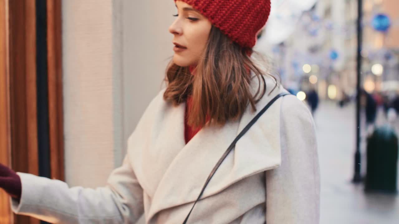 그 여자는 크리스마스 쇼핑 기간 동안 모든 돈을 썼습니다.