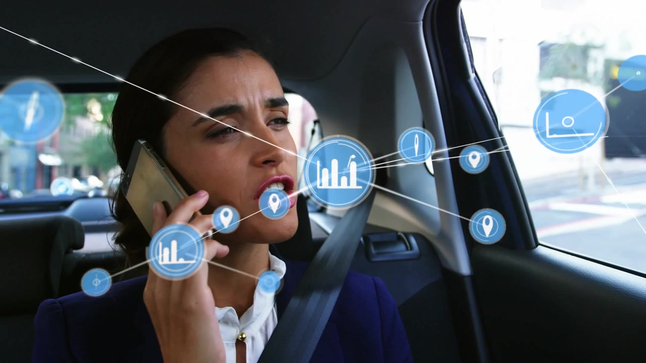 Animazione di una rete di connessioni con icone su una donna felice che usa lo smartphone in auto.