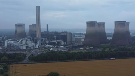 Imposanter-Betonkühlturm-Kraftwerk-Ackerland-Landschaft-Luftaufnahme-Langsam-Rechts-Dolly