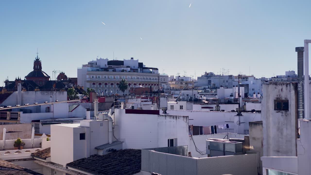 Edifici residenziali urbani e monumenti architettonici che definiscono il paesaggio urbano di Siviglia, Andalusia, Spagna, in una giornata di sole.