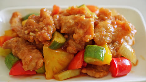 salteado de salsa agridulce con carne de cerdo y verduras