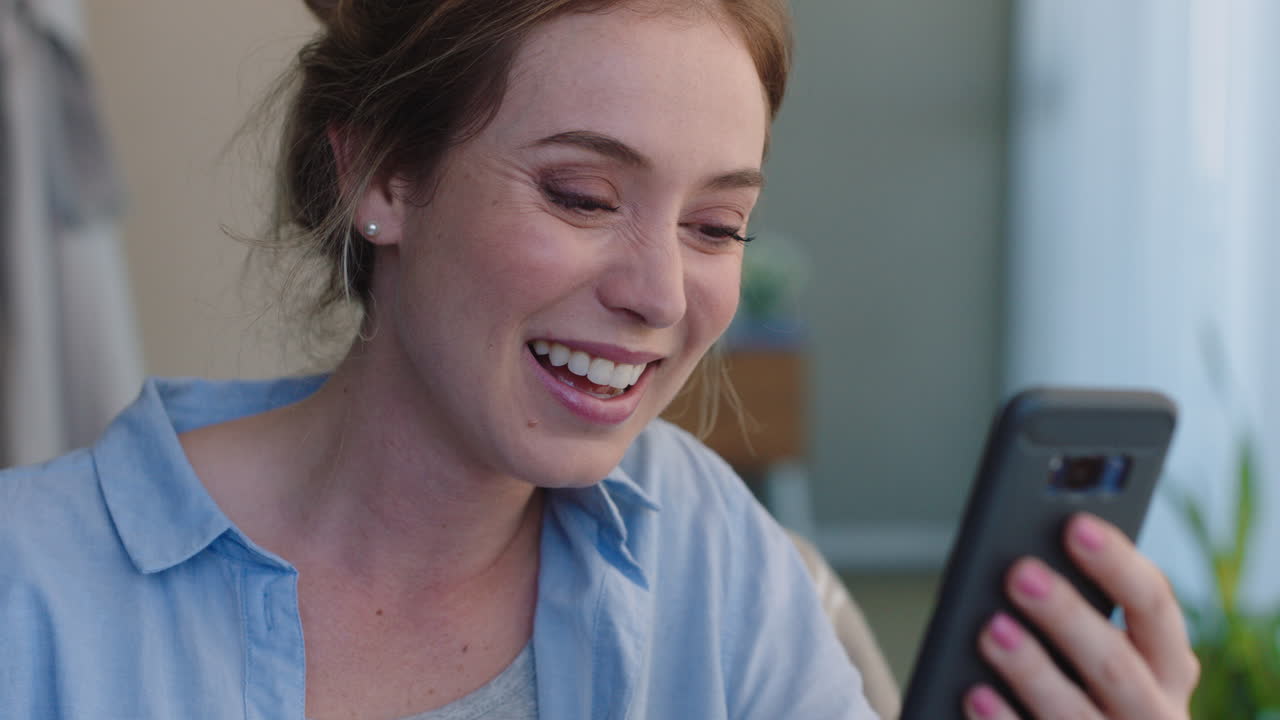 hermosa mujer caucásica teniendo video chat usando un teléfono inteligente soplando un beso disfrutando de charlar con un amigo saludando adiós