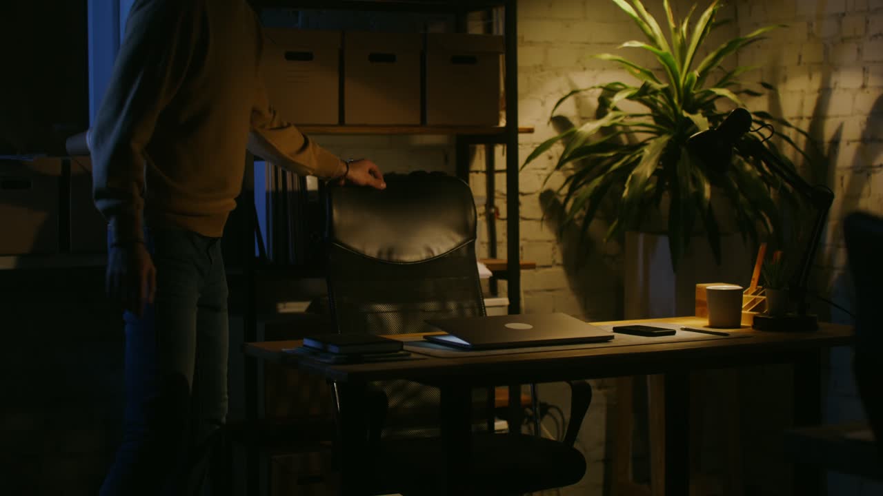 노트북에서 늦은 밤에 일하는 남자