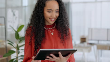 mujer negra, tableta y planificación en la moda