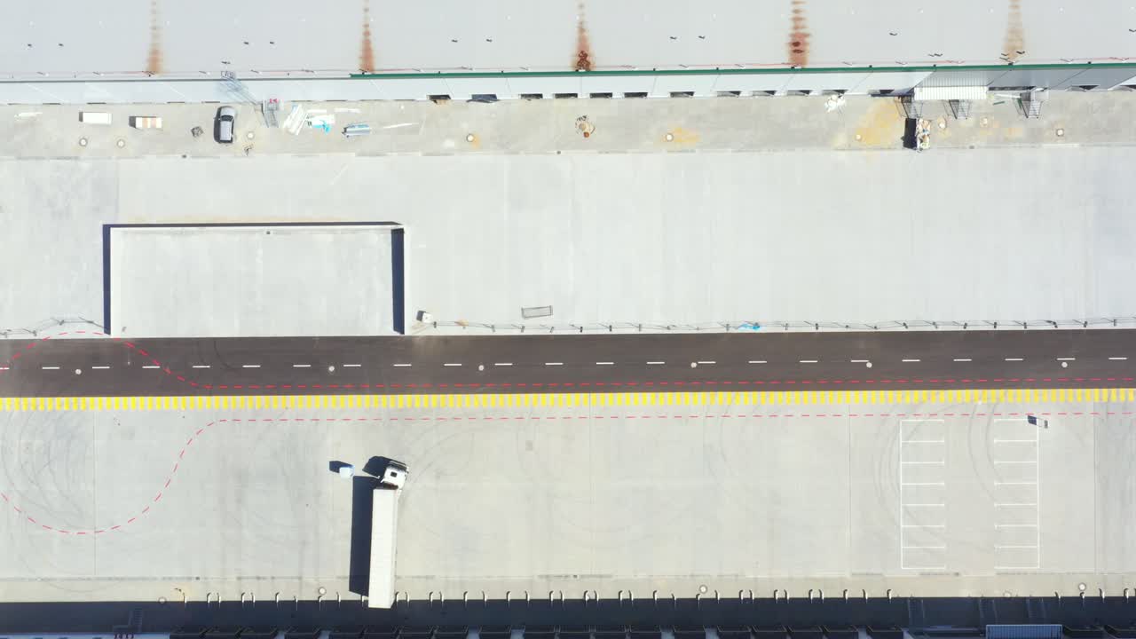 toma aérea del muelle de carga del almacén industrial donde muchos camiones con semirremolques cargan mercancías