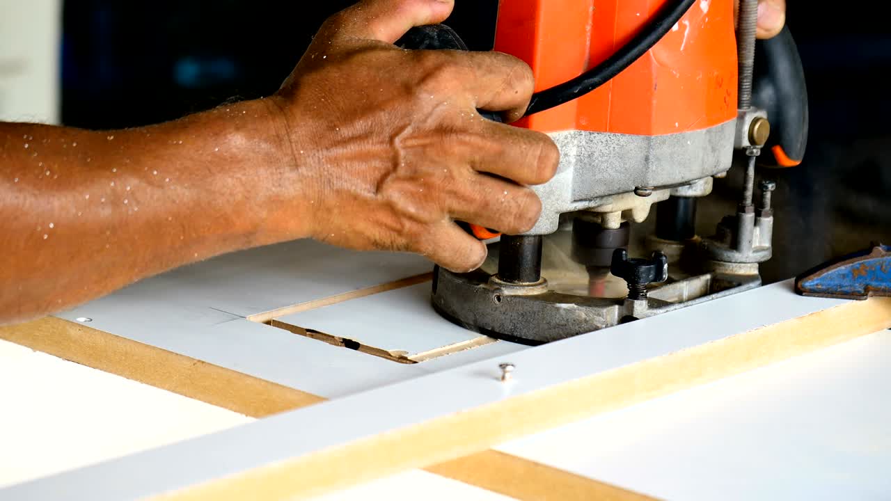 carpintero que trabaja en máquinas de carpintería