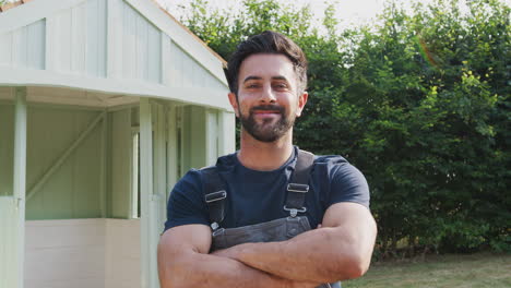retrato de un carpintero masculino construyendo una casa de verano al aire libre en el jardín