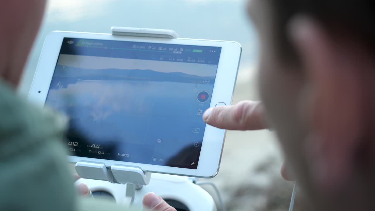 piloto de avión no tripulado viendo transmisión en vivo